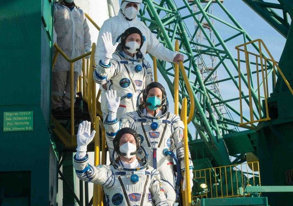 «роскосмос» отправит людей в космический туризм в 2021 году