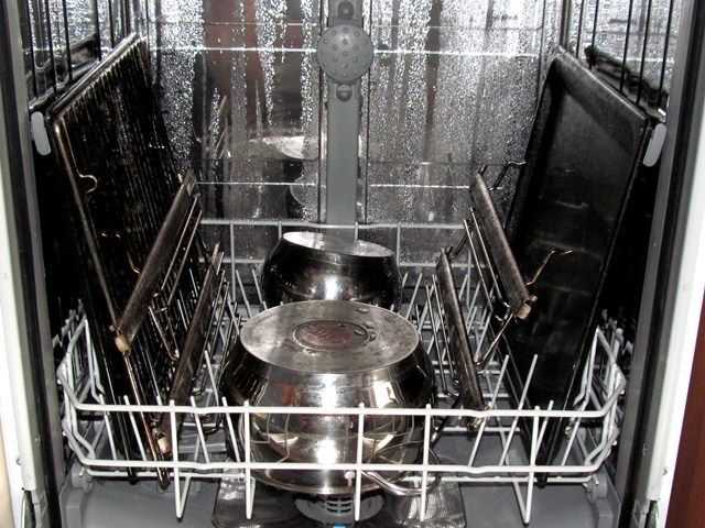 Какую посуду нельзя мыть в посудомоечной машине: правила и рекомендации