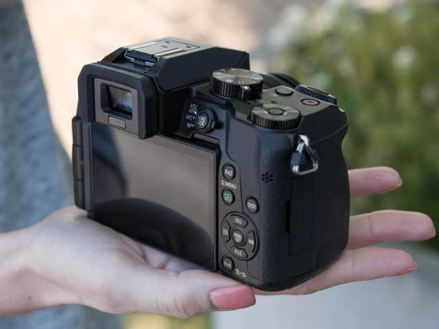 Lumix DCFT7 известный В США как Lumix TS7 это премиальная водонепроницаемая камера от Panasonic  первый водонепроницаемый аппарат за прошедшие пять лет