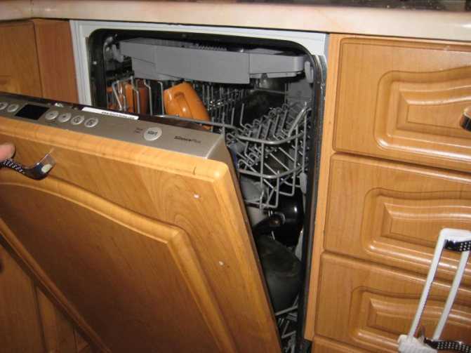 Дверца посудомойки не фиксируется в открытом положении