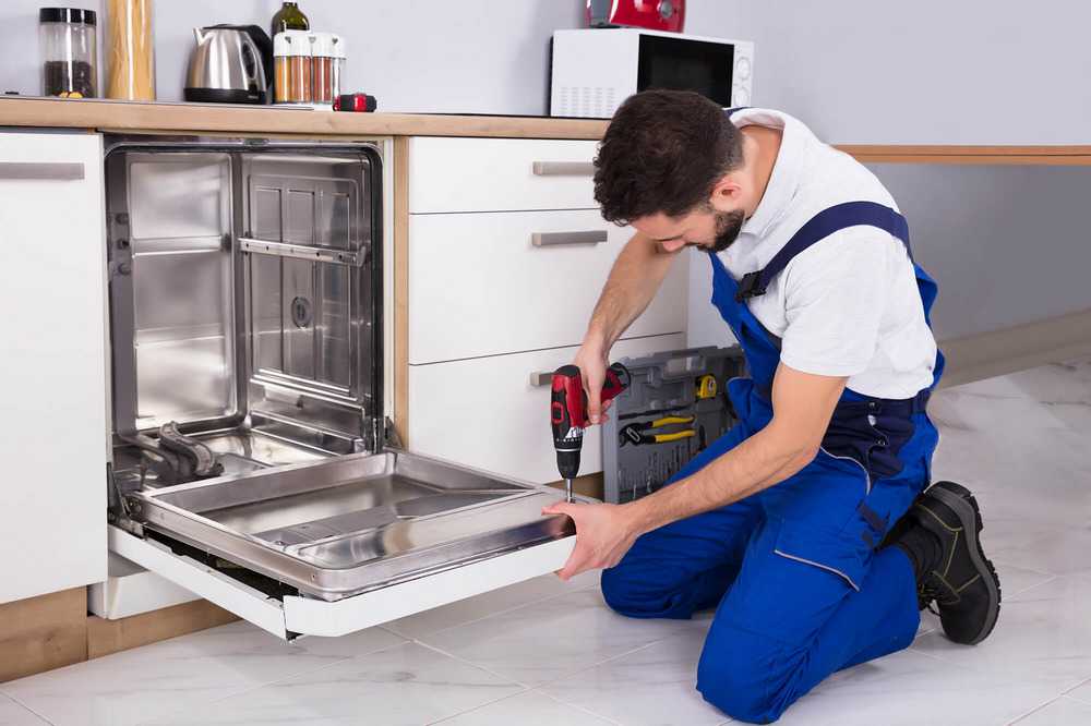 Подробно о том, как правильно установить встраиваемую посудомоечную машину в готовый кухонный гарнитур Установка посудомойки в нишу, в шкаф или отдельный модуль Подключение коммуникаций