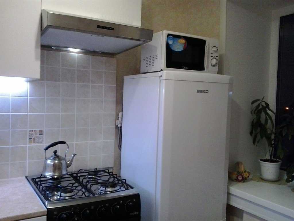 Можно ли ставить холодильник рядом с плитой на кухне