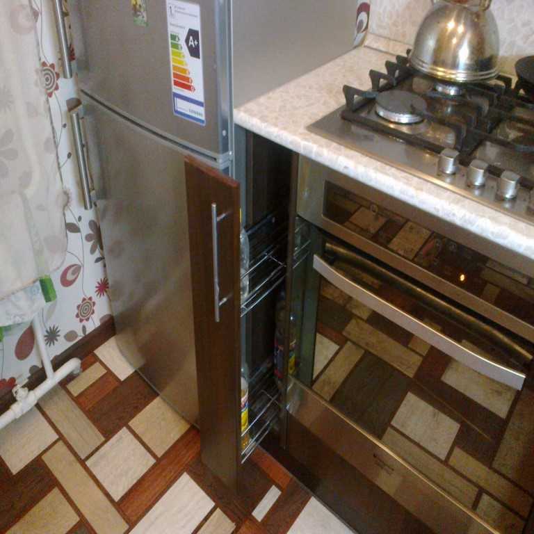 Можно ли ставить холодильник рядом с плитой: какое расстояние должно быть, как защитить