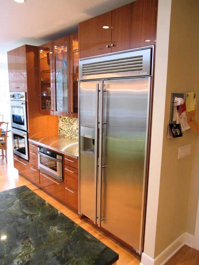 Как встроить обычный холодильник в шкаф своими руками: пошаговое руководство