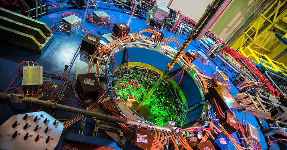 Обычно ускорители частиц  это гигантские лаборатории с большими инструментами, которые способны вырабатывать невероятную энергию Эта энергия необходима для исследования того, что мы не знаем о физике, химии и биологии Ускорители частиц могут быть и неболь