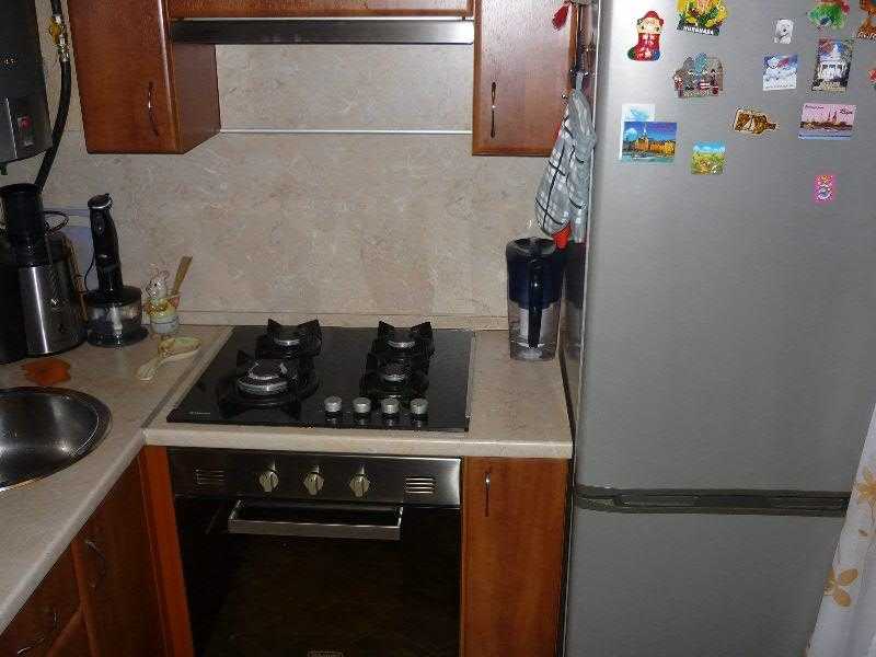Холодильник рядом с плитой и др. «теплой» техникой – это возможно? (30 фото)