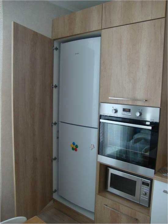 Как должен выглядеть встроенный холодильник в кухонный гарнитур на самом деле Преимущества и недостатки таких моделей, инструкция по монтажу Как встроить обычный холодильник в шкаф, под столешницу, в угол