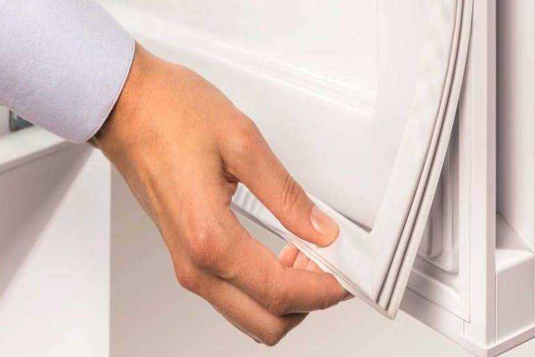 Как восстановить уплотнительную резинку холодильника без ее замены Как найти место повреждения и отремонтировать своими руками Приклеивание разорванного уплотнителя, восстановление упругости резинки в холодильнике с помощью кипятка и фена