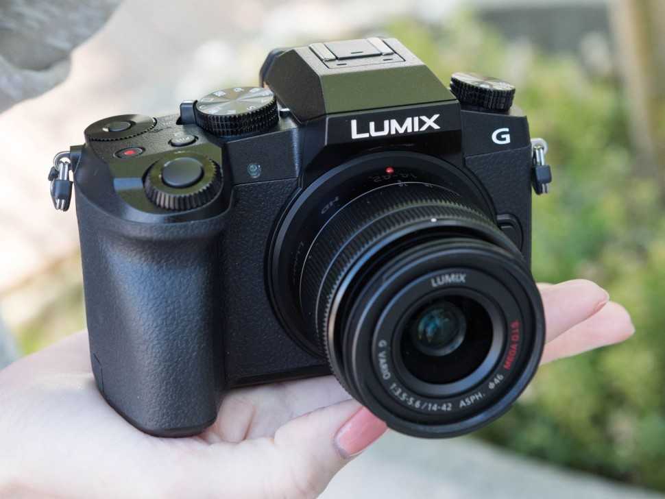 Lumix DCFT7 известный В США как Lumix TS7 это премиальная водонепроницаемая камера от Panasonic  первый водонепроницаемый аппарат за прошедшие пять лет